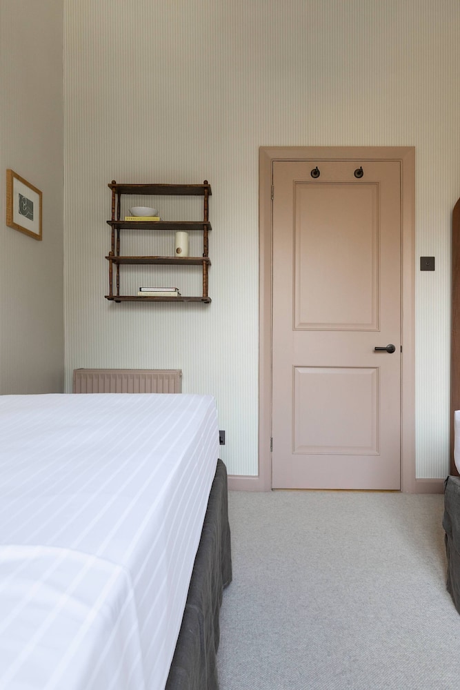 Ladbroke Grove XV by Onefinestay