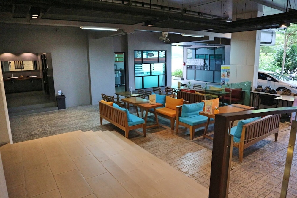 Emerald 215 - Studio With Balcony and Shared Pool
