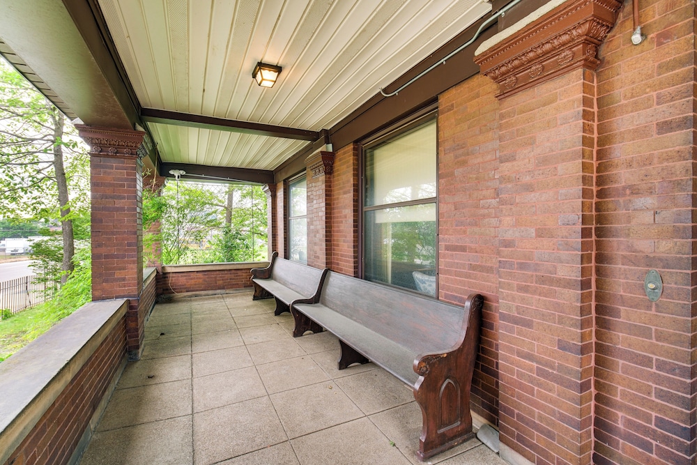 2 Mi to Lake Erie: Spacious Retreat Near Cafes!