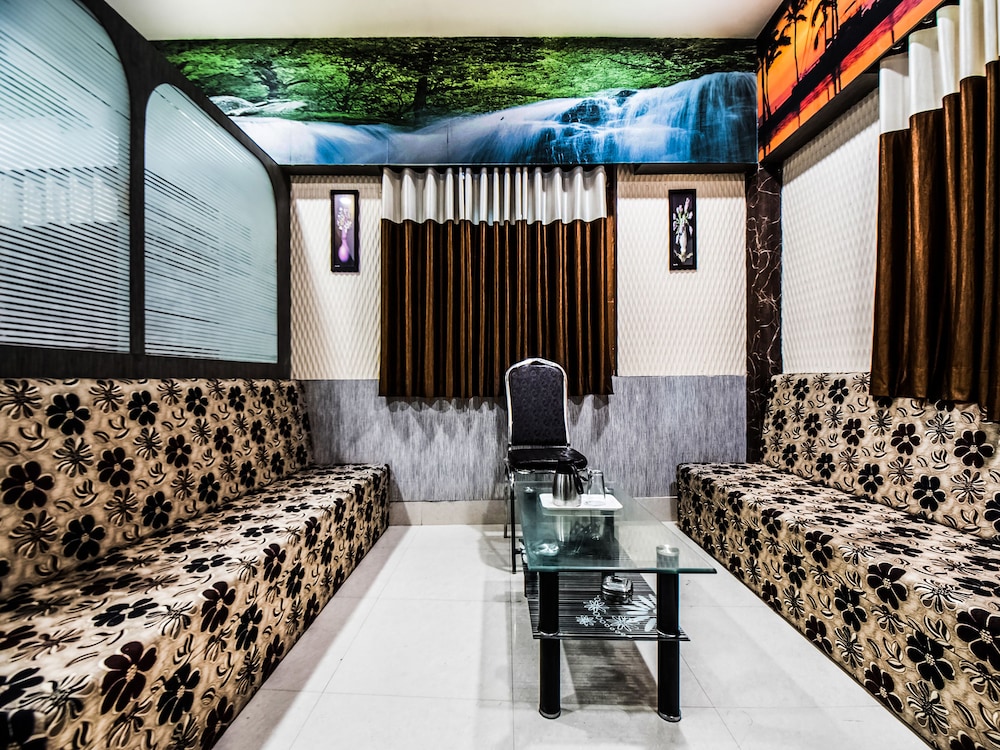 OYO 28557 Hotel M V International view 4