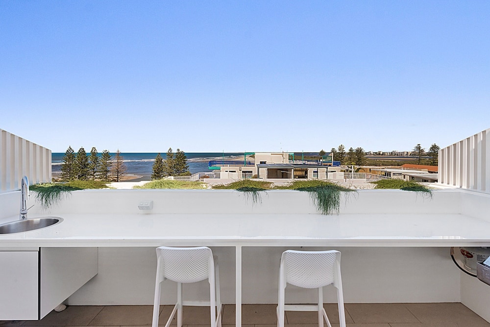 Luxury 5-floor Unit With Ocean Views Near Beach