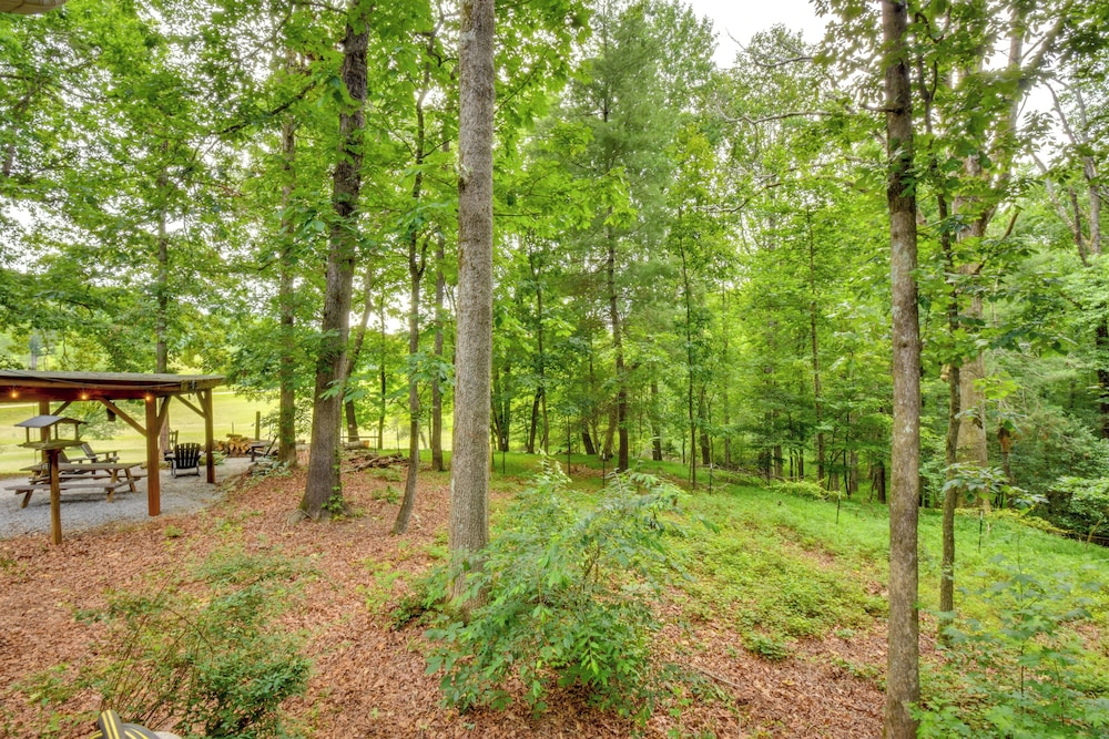 6 Miles to Helen: Cabin w/ Hot Tub & Views!