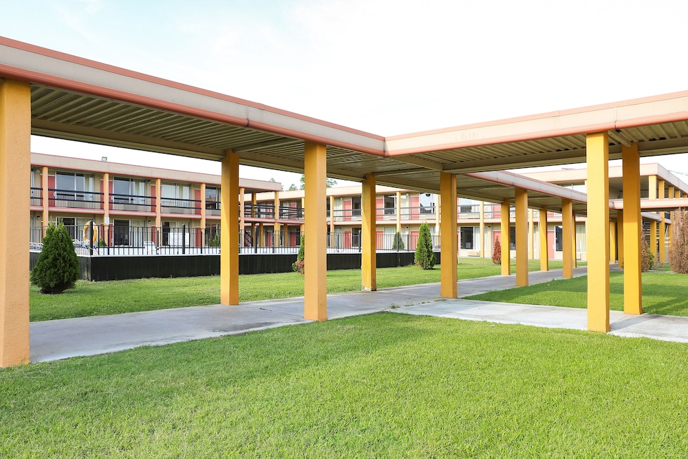 Opelika Vacations - Springwood Hotel - Property Image 1