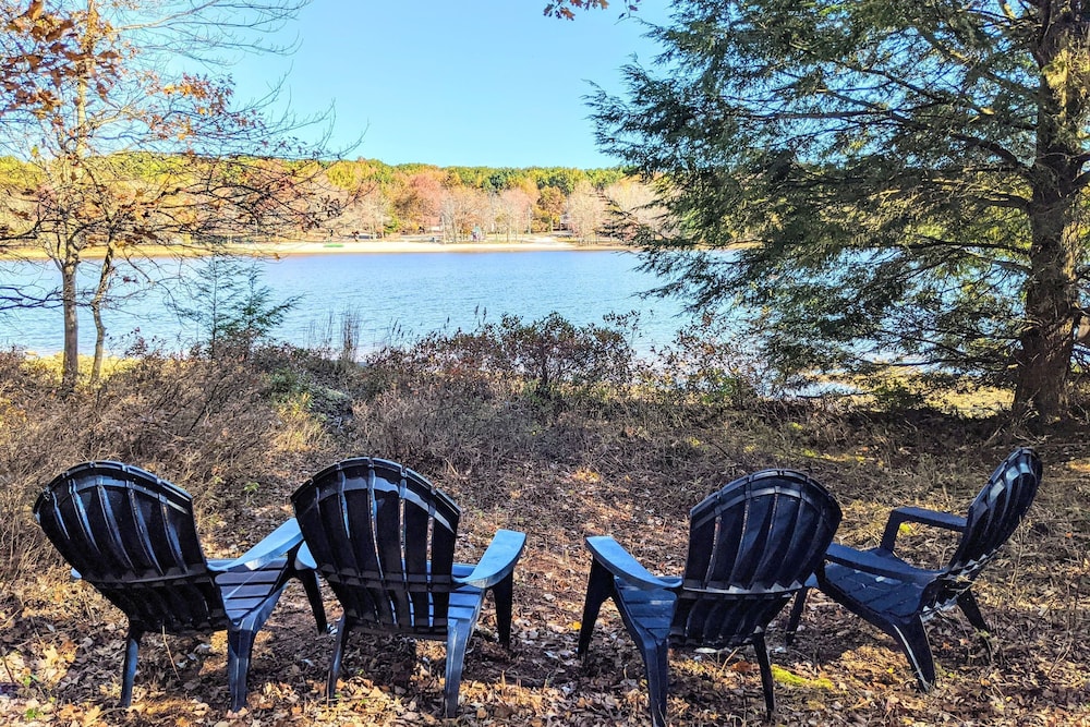 Elk Hollow by Avantstay Lakefront Chalet w Game Room Fire Pit