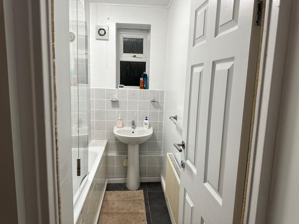 Stylish 1BR Apt w/ Fireplace & High-speed Wifi
