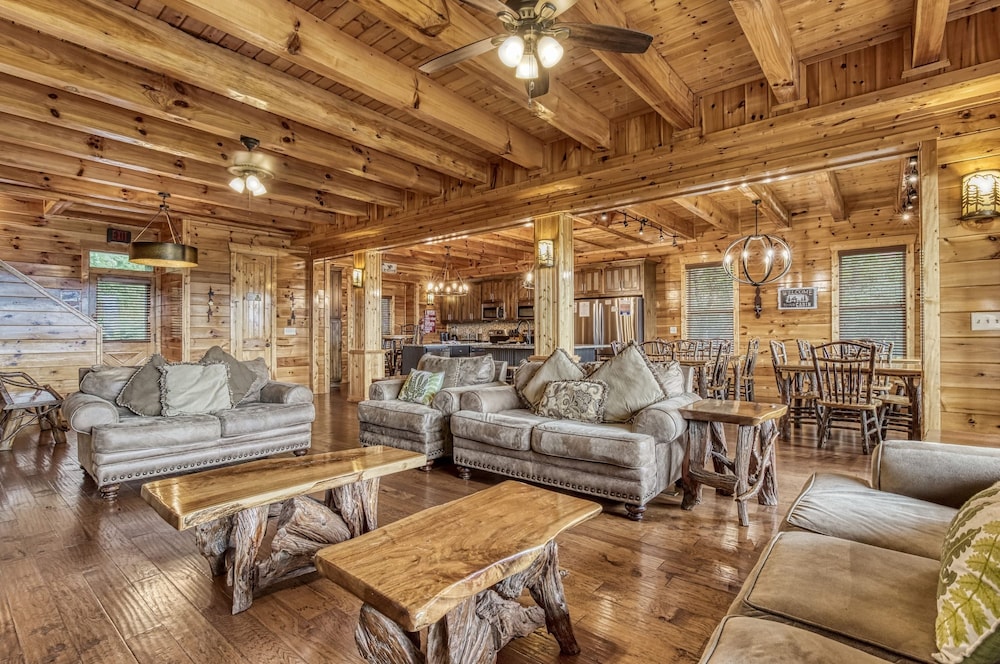 Grand View Lodge Panoramic Views Hot Tubs Game Room Theater Sleeps 56 Guests