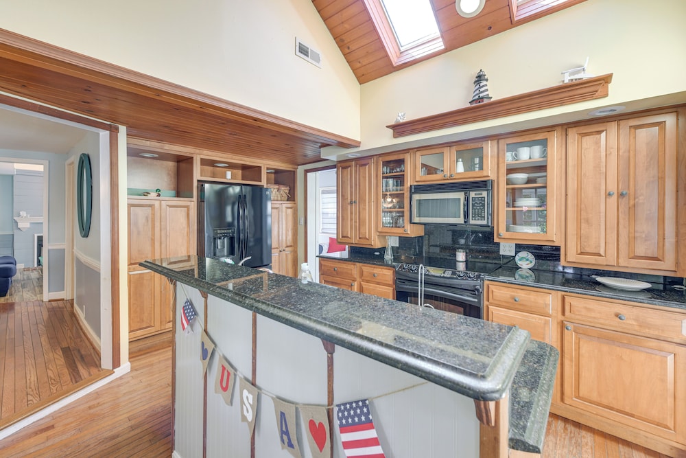 Fish, Swim & Boat: Colonial Beach Bungalow