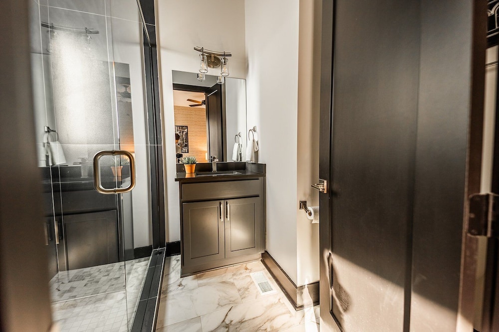 Heart of Gulch - 4 Min to Broadway - Designer Home