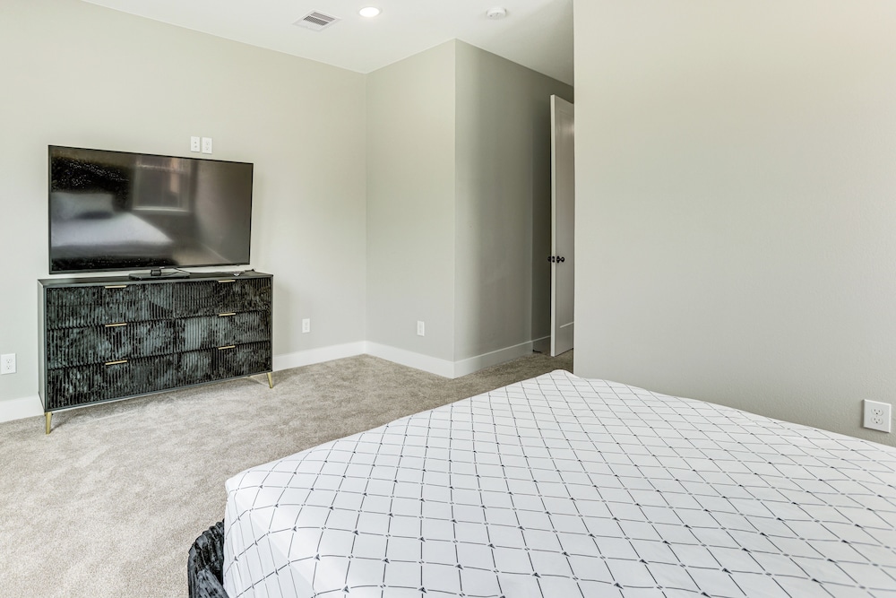 Modern Home w/ Private Yard in Northeast H-town!