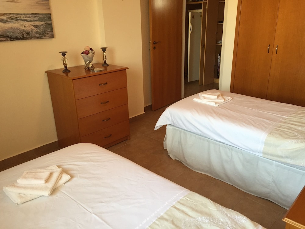 2 Bed Flat - Sleeps 4 - Pool - Parking - Wifi view 5
