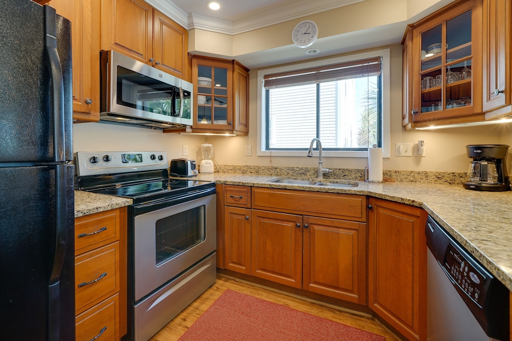 Condo w/ 2 Decks - Steps to Wrightsville Beach!
