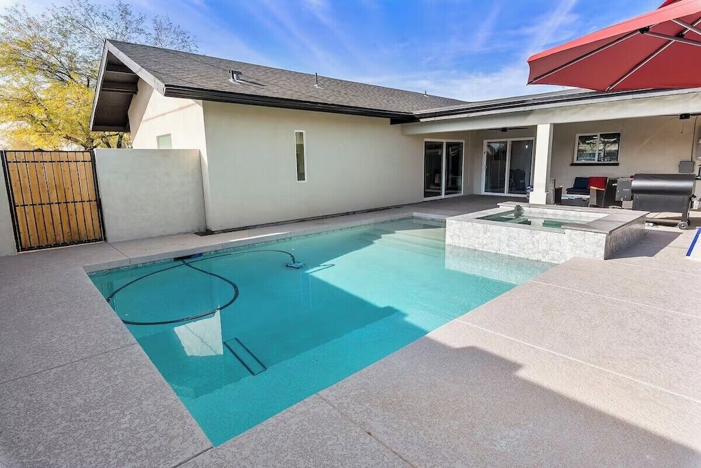 Desert Dream- Retreat with Heated Pool