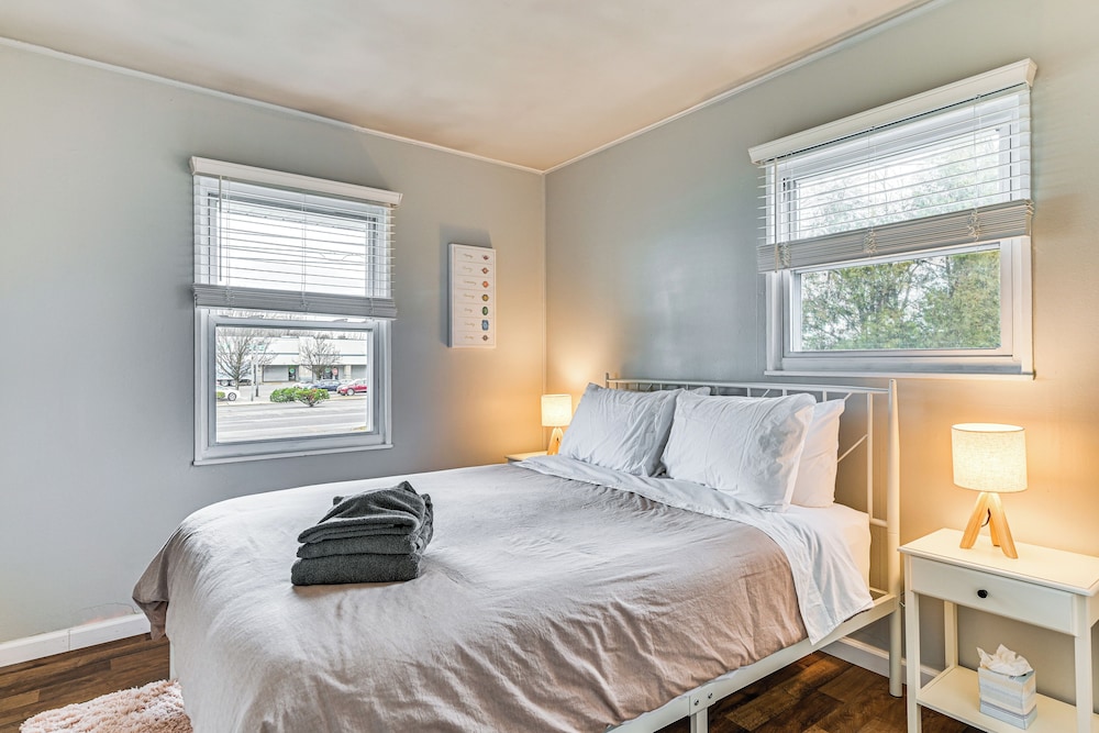 1 Mi to Dtwn: Home w/ Deck in Saratoga Springs