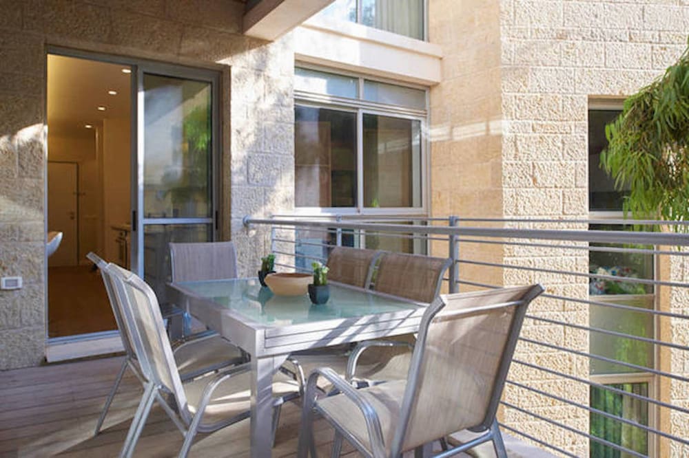 Quiet with Terrasse in City Center by FeelHome
