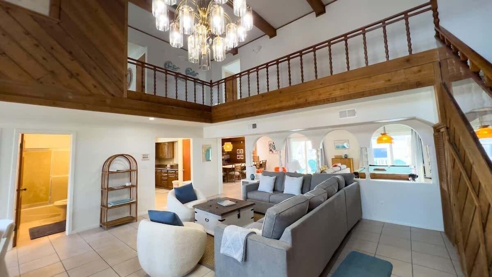 Fun Retro Island Vibe Sleeps 17 Beach 1 Block 4 Bedroom Home