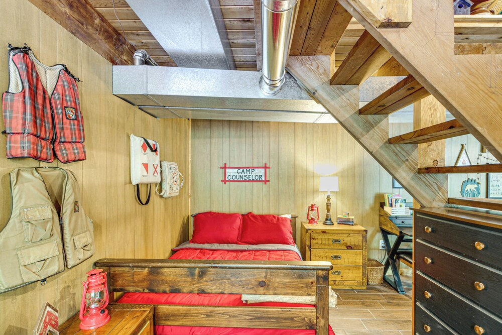 Canal Across Street: Family Cabin in Breezy Point!