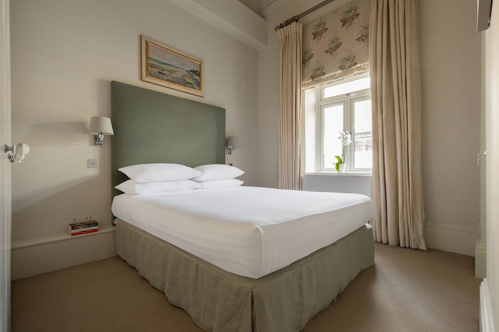 Southwell Gardens II by Onefinestay