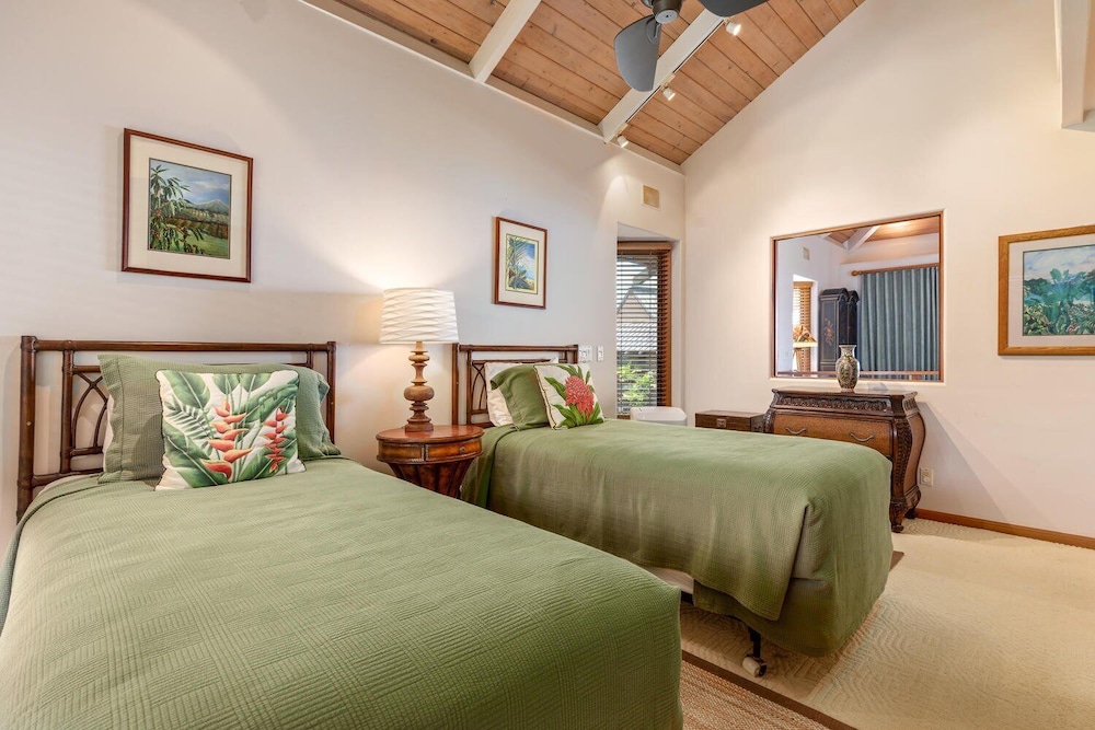 Air-conditioned Ocean Front Hawaii Townhome! - Sleeps 6 - Vrkcv