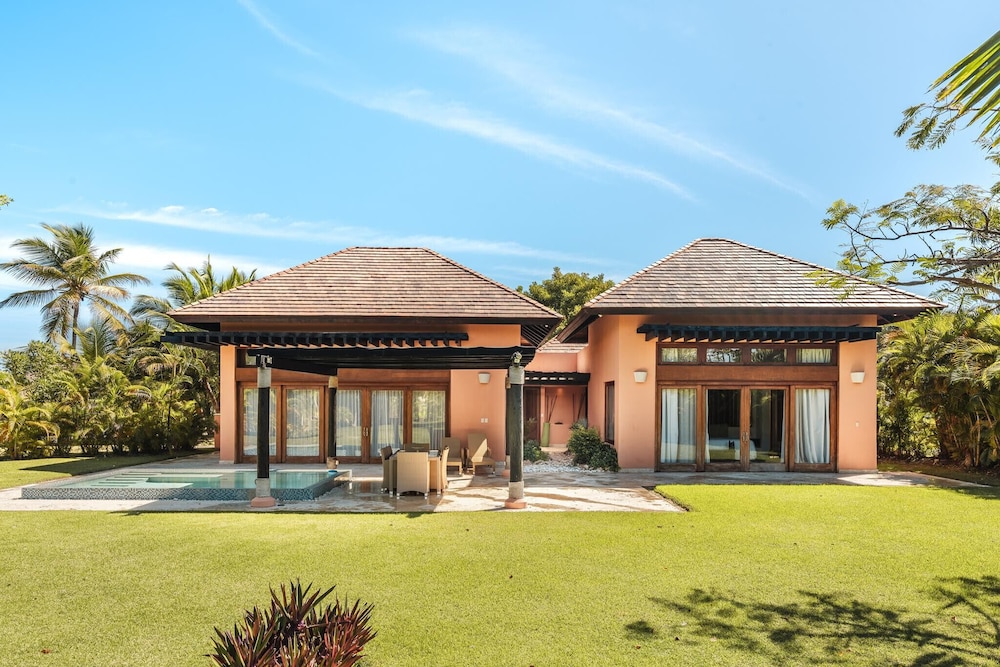 Warm 2BR Bungalow w Pool Backyard in Cap Cana