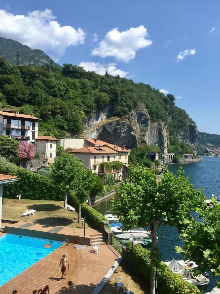 Mamma Ciccia Holiday Home - Front Lake Apartment, beach and swimming pool