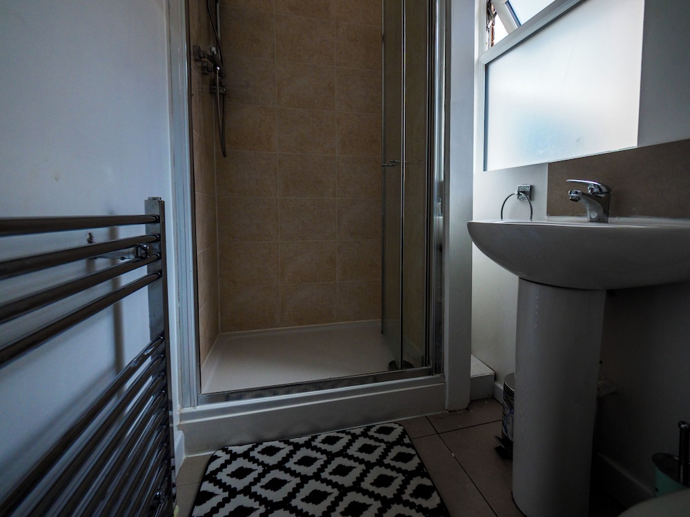 Ensuite3 Woodhouse private bath 2kitchen