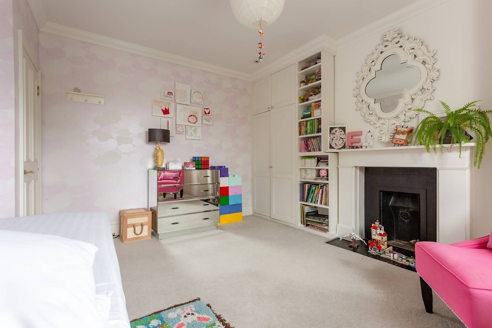 Warwick Gardens II by Onefinestay