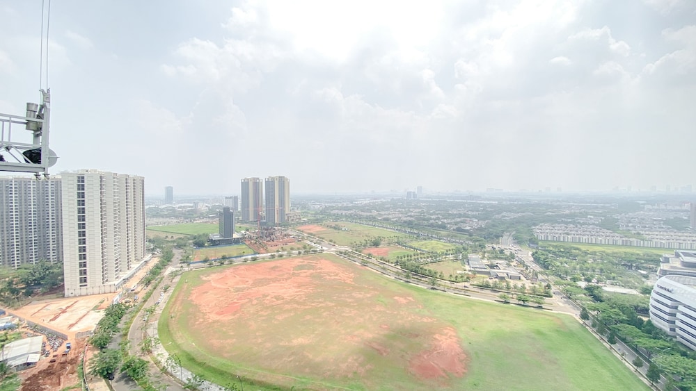 Homey And High Floor 2Br At Sky House Bsd Apartment view 3