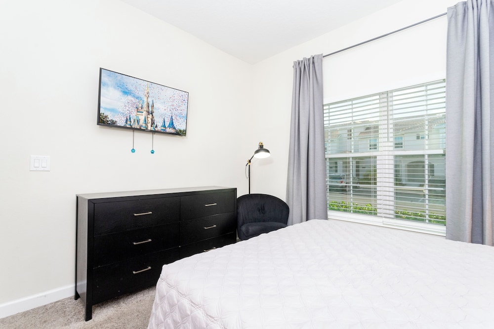 Magnificent 5Bd w Pool Storey Lake 4800 view 4
