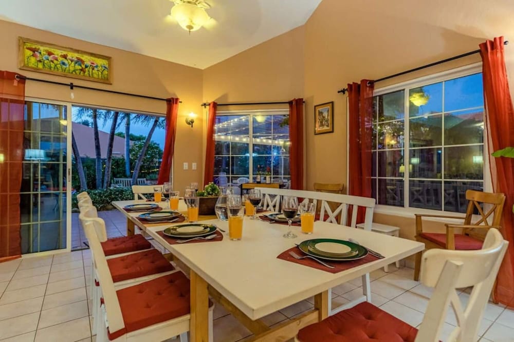 Spacious 5BR Home w Amazing Garden Privatepool