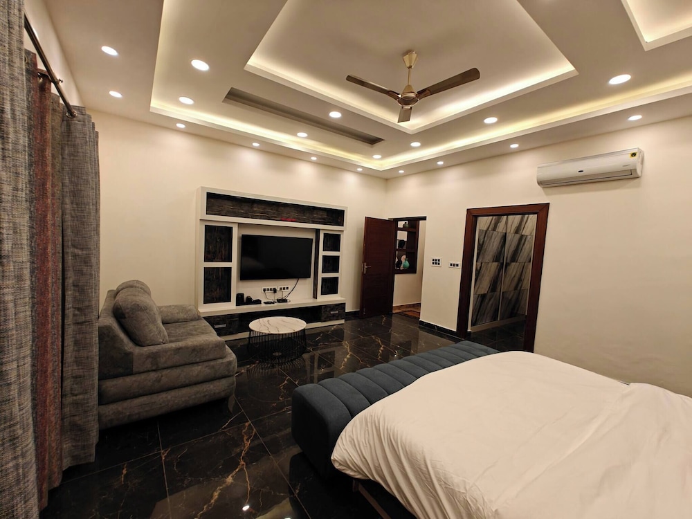 The Paradise - Luxury 3BR Villa Near the Airport in Dehradun