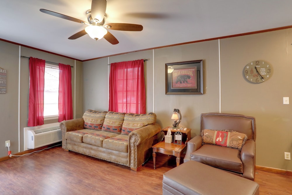 Boat, Swim & Hike: Cottage Near Greers Ferry Lake!