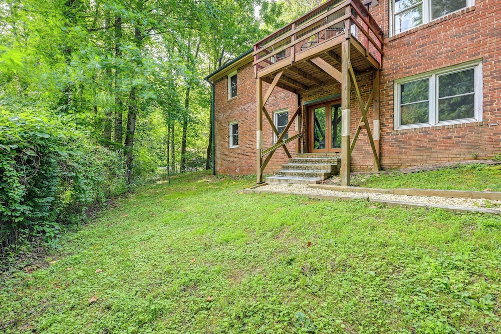 Unique & Artsy Cabin w/ Mountain Views!