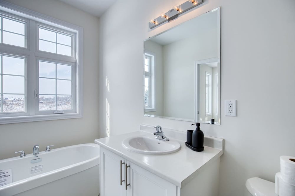 Spacious Brand New 4-bed Retreat in Quinte West