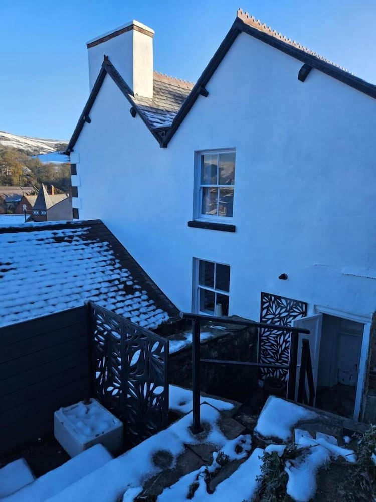 Llangollen Retreat With Stunning Views of the Castle
