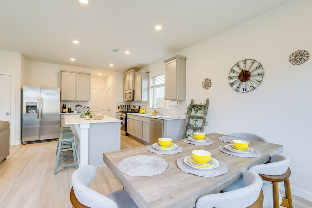 Family-friendly Home w/ Yard in Hockley!