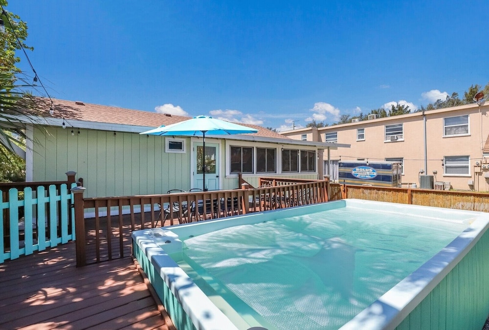 Marmalade Mermaid 3 Bedroom Home by RedAwning