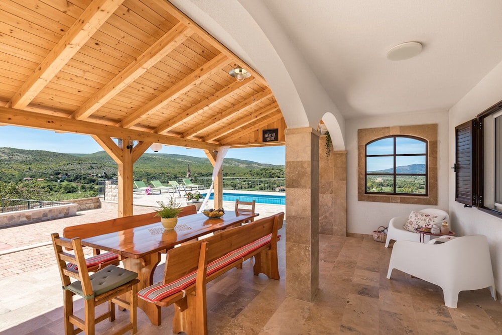 Luxury Villa With Heated Pool & Magnificent View