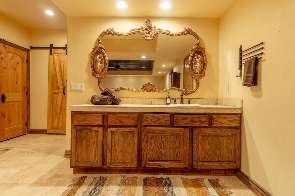 14 Guests 5BR 2BA Game room and Living
