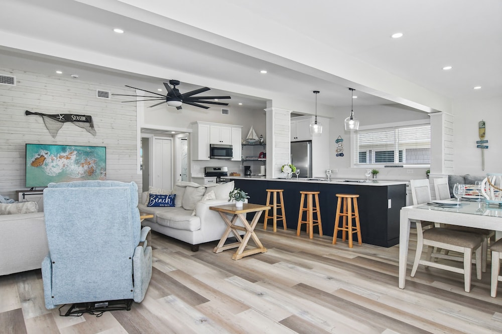 1 Mi to Fort Myers Beach Access! Chic Coastal Home