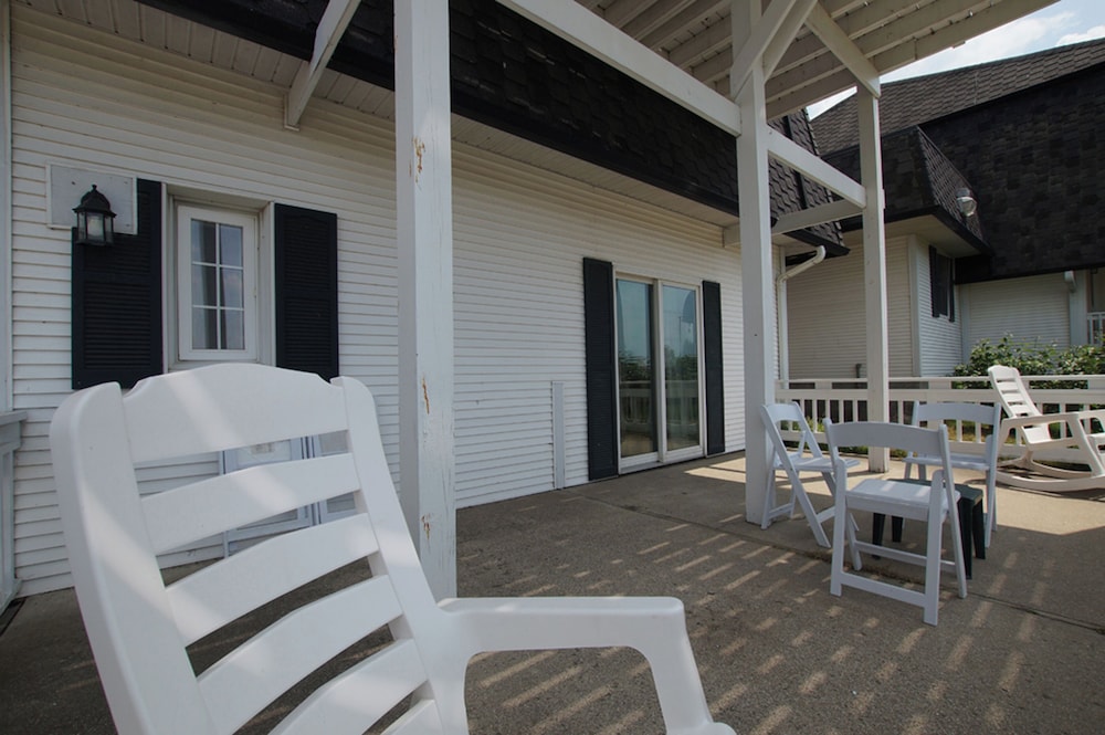 Snyder's Shoreline Inn