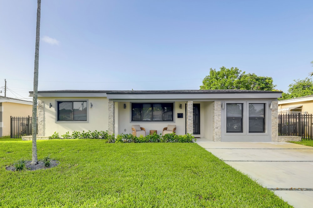 3 Mi to Hard Rock Stadium: Retreat w/ Private Yard