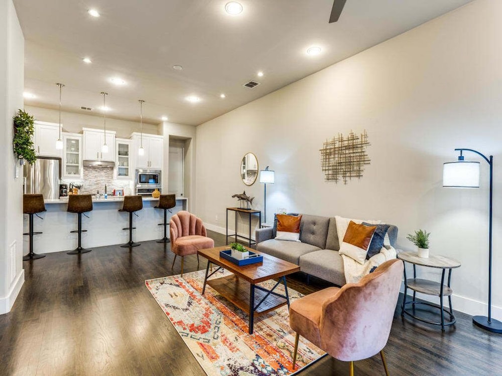 Cozysuites Uptown 3BR King Beds Skyline View