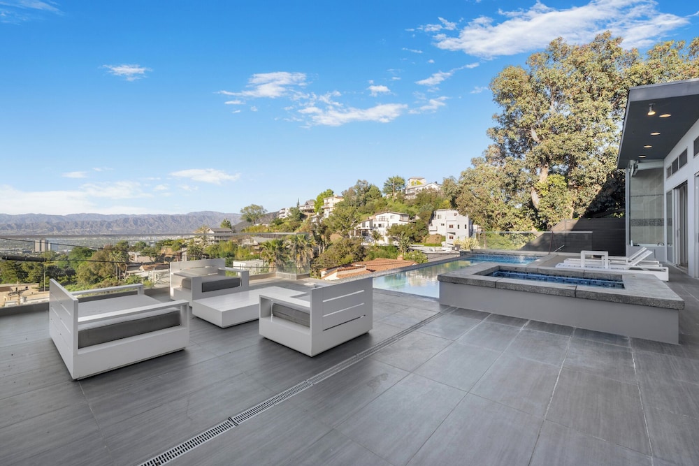 Mulholland View - Mid-century Modern Escape w/ Infinity Pool