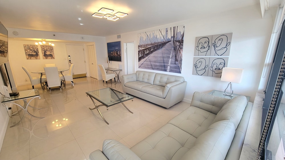Alexander 617 2 Bedroom Apts by Redawning - Image 1