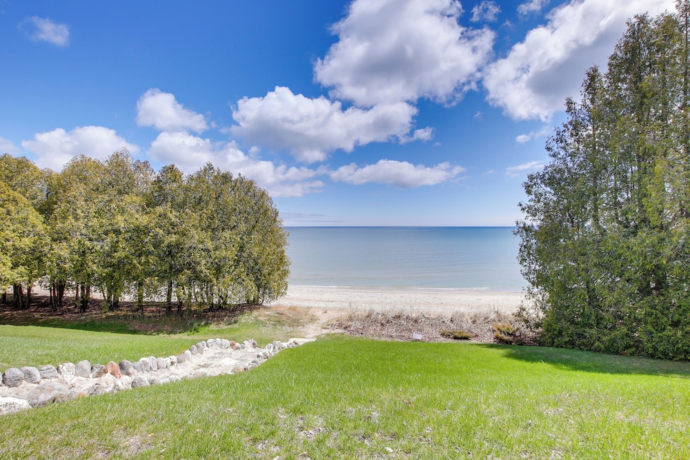 Algoma Retreat: Near Beach, Game Room, Yard