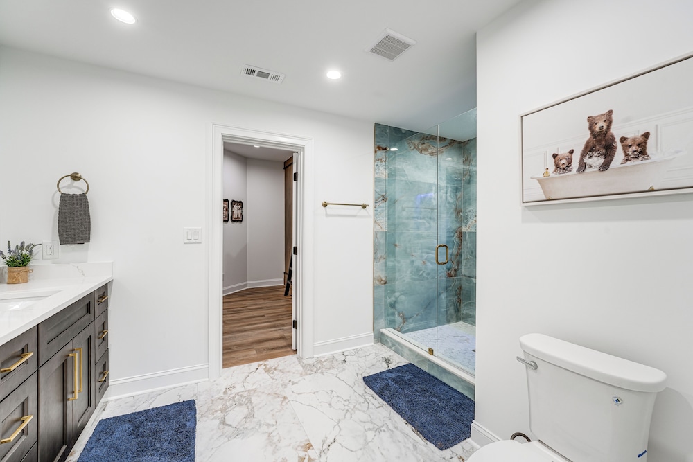 Hot Tub, Decks & 2 Kitchens: Mtn-view Jasper Gem!