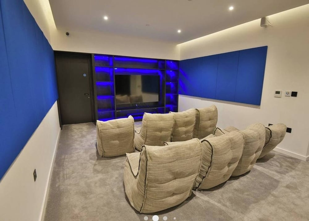 Lakeside - Central Apartment - Free Parking - Cinema Room