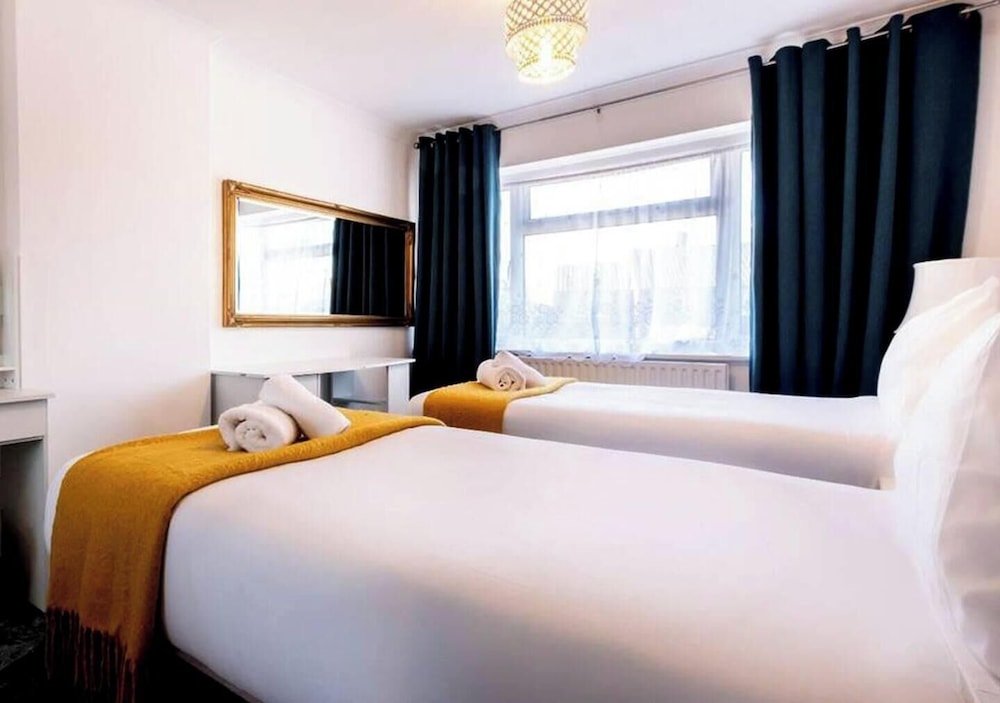 Reading - 3-bed House - Sleeps 6 - Garden - Wifi