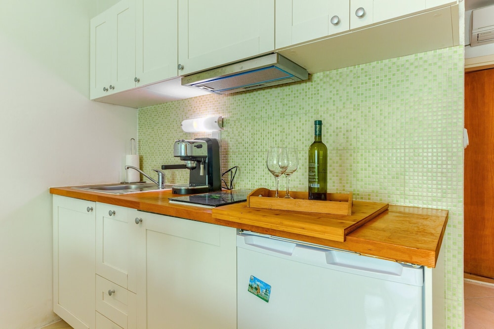 2-bdr apt With Shared Garden, 3 min Walk to Beach view 5