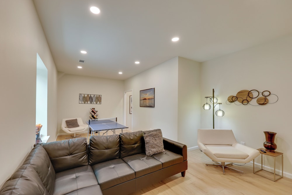 Duplex w/ Furnished Patio Near Lake Ouachita!